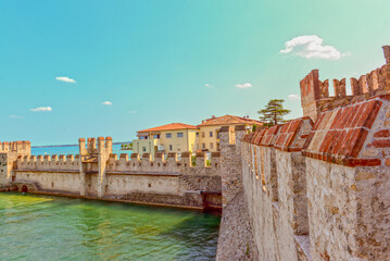 Die Scaligerburg (Castello Scaligero) in Sirmione am Gardasee