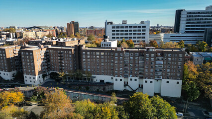 This location in the Bronx offers stunning views of lush greenery, a picturesque lake, and urban structures. Framed by the river, it showcases iconic bridges and the New York City skyline 