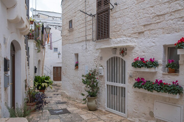 Kleine Gasse in Cisternino, Apulien