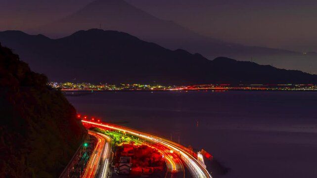 夜の富士山と高速道路・タイムラプス