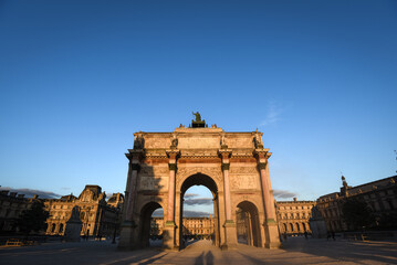 Obraz premium The Arc de Triomphe du Carrousel at Golden Hour with Louvre in the Background - Paris, France