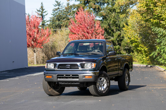 Portland, OR, USA - Oct 22, 2020 - Old, dark green Toyota Tacoma  SX V6 Regular Cab  Japanese American pickup truck 4x4 off-road SUV vehicle high quality exterior photo for download