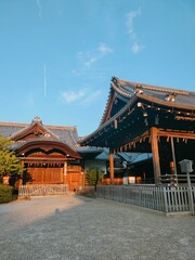 Naklejka premium An intricate display of traditional wooden architecture is captured under the warm glow of sunlight, highlighting the quaint artistry and timeless construction of the era.