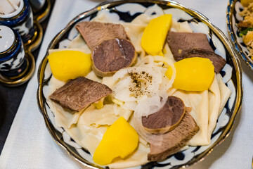伝統的なカザフスタンの食べ物「ベスバルマク （ベシバルマク）」
