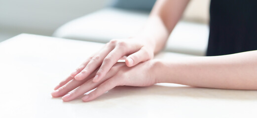 女性の手　ハンドケア　スキンケア　美容　コンセプト