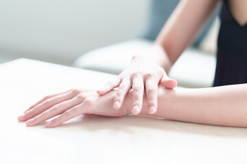 女性の手　ハンドケア　スキンケア　美容　コンセプト