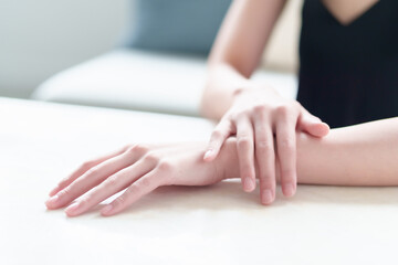 女性の手　ハンドケア　スキンケア　美容　コンセプト