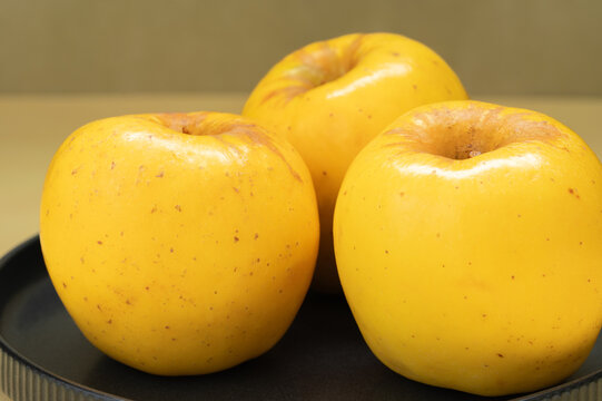 Fresh apples ready to eat.
