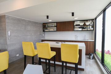 sala bar  con acabados modernos, barra de grantio y alacenas