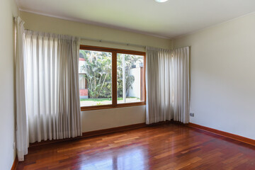 habitacion de departamento vacia, con modernos acabados en madera, con  amplia ventana con vista a la calle 