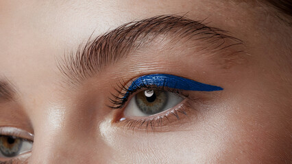 Obraz premium Electric Blue make-up - Bold Minimalism: A tight close-up of the eye, with electric blue makeup, creating a vibrant, intense pop of color