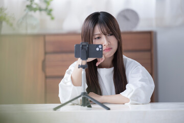中々動画やライブ配信、登録者数が伸びずに悩む動画配信者のイメージ