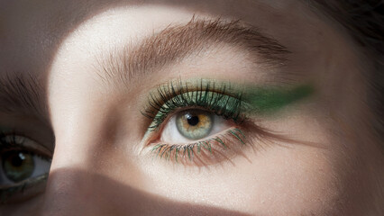 Obraz premium Vibrant Green Mascara, Natural Chic: A close-up shot of an eye accentuated with lush green mascara that adds a hint of vibrancy