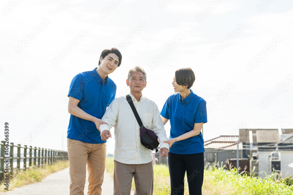 Poster お年寄り、高齢者、サポート、介護士、認知症、ひとり歩き、徘徊、保護、介護、ケアスタッフ、ヘルパー、職員、捜索、行方不明、シニア、男性、女性、日本人、行政、自治体、住宅街、BPSD、見守り、支援、サービス、安心、安全、福祉、公務員、介護福祉士、施設、老人ホーム、散歩、外出、介助、ホームヘルパー、老人、記憶障害、地域、老後、老化、ウェルネス、屋外、看護師、スタッフ、デイサービス、フレイル、声かけ、仕事