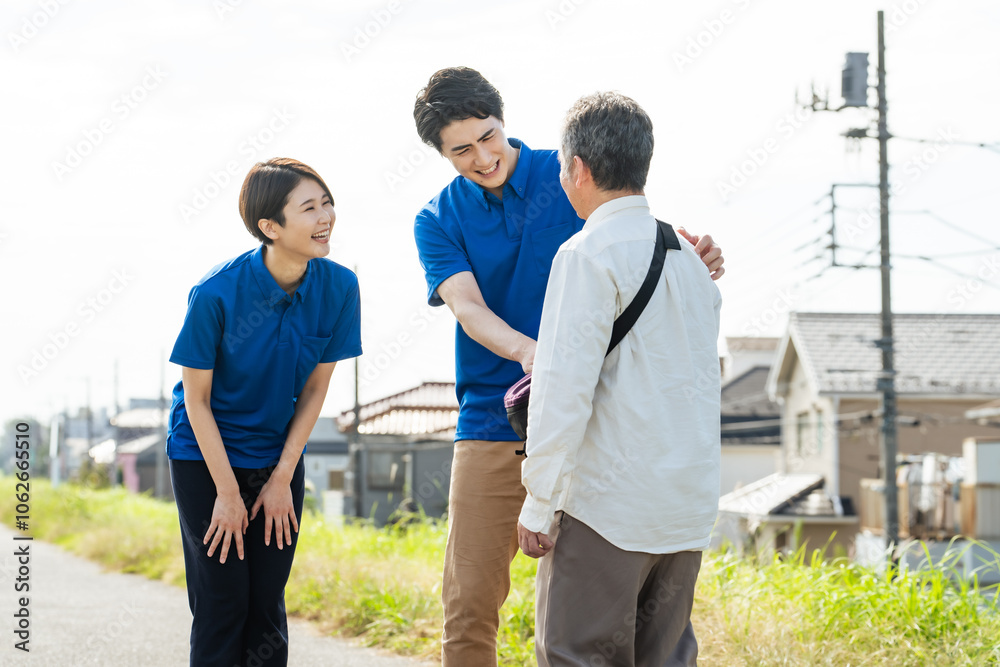 Poster ひとり歩き、徘徊、お年寄り、高齢者、保護、認知症、介護、介護士、ケアスタッフ、ヘルパー、職員、捜索、行方不明、シニア、男性、女性、日本人、行政、自治体、住宅街、BPSD、見守り、支援、サービス、安心、安全、福祉、公務員、介護福祉士、施設、老人ホーム、散歩、外出、介助、ホームヘルパー、老人、記憶障害、地域、老後、老化、ウェルネス、屋外、出歩く、看護師、サポート、スタッフ、呼びかけ、声かけ、仕事、人物