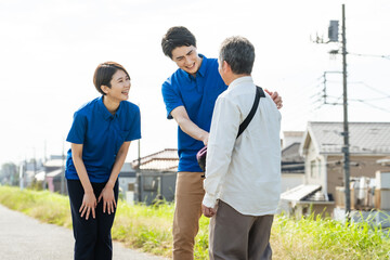 ひとり歩き、徘徊、お年寄り、高齢者、保護、認知症、介護、介護士、ケアスタッフ、ヘルパー、職員、捜索、行方不明、シニア、男性、女性、日本人、行政、自治体、住宅街、BPSD、見守り、支援、サービス、安心、安全、福祉、公務員、介護福祉士、施設、老人ホーム、散歩、外出、介助、ホームヘルパー、老人、記憶障害、地域、老後、老化、ウェルネス、屋外、出歩く、看護師、サポート、スタッフ、呼びかけ、声かけ、仕事、人物