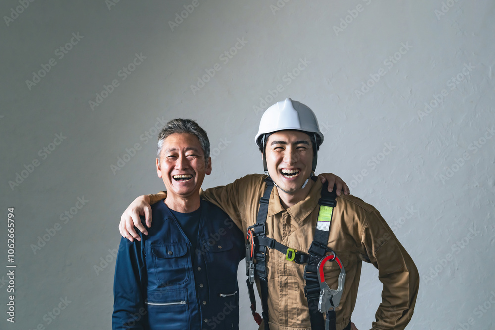 Aufkleber 職人、大工、作業員、建設、建築、工事、現場、男性、日本人、チームワーク、仕事、業者、工務店、佐官、鳶、棟梁、コンビ、プロ、職業、人材、安全、フルハーネス、ヘルメット、産業、リフォーム、親方、師匠、師弟、世代交代、仲間、連携、転職、サポート、クール、働く、やりがい、チャレンジ、笑顔、シニア、若い、ポジティブ、仲良し、チーム、グループ、紹介、肩を組む、団結、友人、友情、人物