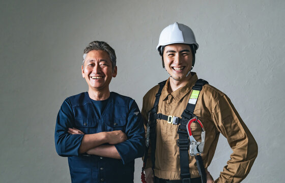 職人、大工、作業員、建設、建築、工事、現場、男性、日本人、チームワーク、仕事、業者、工務店、佐官、鳶、棟梁、コンビ、プロ、職業、人材、安全、フルハーネス、ヘルメット、産業、点検、メンテナンス、検査、内装、リフォーム、住宅、ビジネス、親方、師匠、師弟、世代交代、仲間、連携、転職、パートナー、サポート、協力、クール、働く、やりがい、挑戦、チャレンジ、笑顔、シニア、若い、人物