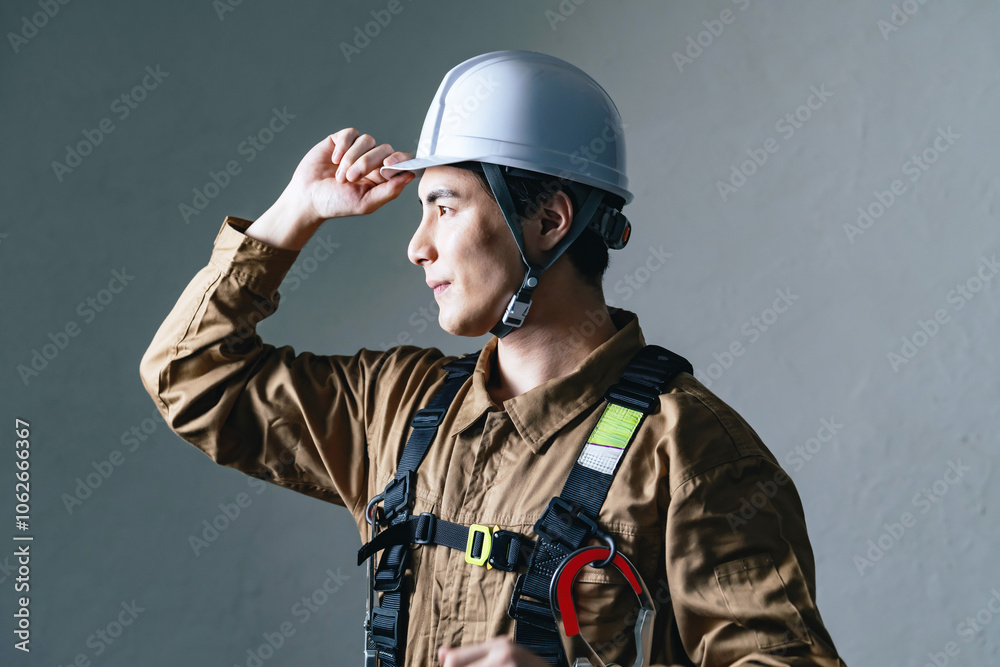 Fototapete 作業員、男性、ヘルメット、安全、出動、防災、消防、レスキュー隊、救急、救助、災害、危険、フルハーネス、山岳、遭難、捜索、消防士、エンジニア、技術者、工事、現場、建設、建築、仕事、働く、転職、人材、クール、かっこいい、準備、訓練、職人、ハイパーレスキュー、技師、プロ、コピースペース、日本人、職業、スポットライト、作業服、修理、インフラ、点検、笑顔、メンテナンス、保守、シリアス、検査、横顔、人物
