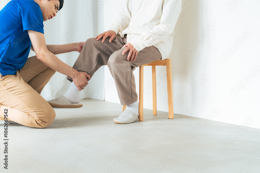 Poster 膝痛、リハビリ、理学療法士、整形外科、診察、治療、マッサージ、ストレッチ、トレーナー、トレーニング、高齢者、シニア、お年寄り、老人、男性、日本人、整体、整体師、ケアスタッフ、サポート、サービス、看護師、相談、ひざ、関節症、変形性膝関節症、ヘルスケア、健康、痛み、リウマチ、痛風、関節、軟骨、診療、リハビリテーション、患者、病気、怪我、施術、中高年、医療、クリニック、病院、施設、介護、ヘルパー、介護士