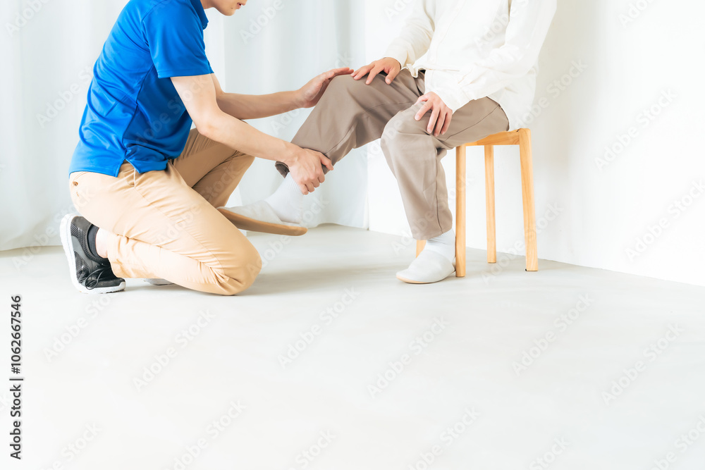 Poster 膝痛、リハビリ、理学療法士、整形外科、診察、治療、マッサージ、ストレッチ、トレーナー、トレーニング、高齢者、シニア、お年寄り、老人、男性、日本人、整体、整体師、ケアスタッフ、サポート、サービス、看護師、相談、ひざ、関節症、変形性膝関節症、ヘルスケア、健康、痛み、リウマチ、痛風、関節、軟骨、診療、リハビリテーション、患者、病気、怪我、施術、中高年、医療、クリニック、病院、施設、介護、ヘルパー、介護士