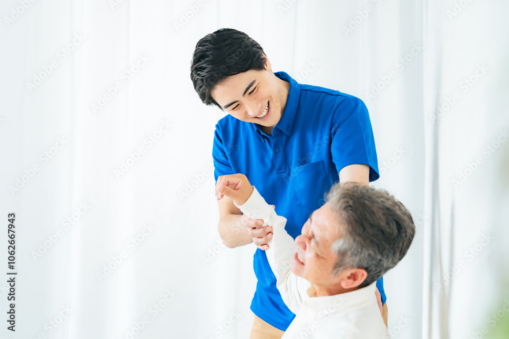 Fototapete マッサージ、ストレッチ、リハビリ、肩、肩痛、トレーナー、五十肩、治療、関節、患者、男性、日本人、高齢者、四十肩、シニア、中高年、お年寄り、老人、ケアスタッフ、ヘルパー、相談、診断、診療、理学療法士、整体、整体師、診察、介護士、介護、肩関節周囲炎、ローテーターカフ損傷、肩峰下滑液包炎、肩こり、加齢、老化、リハビリテーション、インナーマッスル、トレーニング、腱板損傷、肩蜂下インピンジメント症候群、痛み
