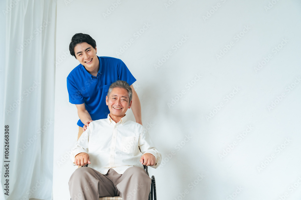 Poster 車いす、車椅子、介護、介護士、高齢者、サポート、リハビリ、ヘルパー、デイサービス、笑顔、お年寄り、老人、男性、日本人、コピースペース、病院、治療、けが、障害、障がい者、シニア、理学療法士、仕事、アルバイト、職業、サービス、訪問、福祉、ウェルネス、ヘルスケア、健康、人材、若い、ケアスタッフ、職員、介助、カメラ目線、ポジティブ、元気、優しさ、安心、リラックス、老人ホーム、施設、爽やか、医療、患者、クリ