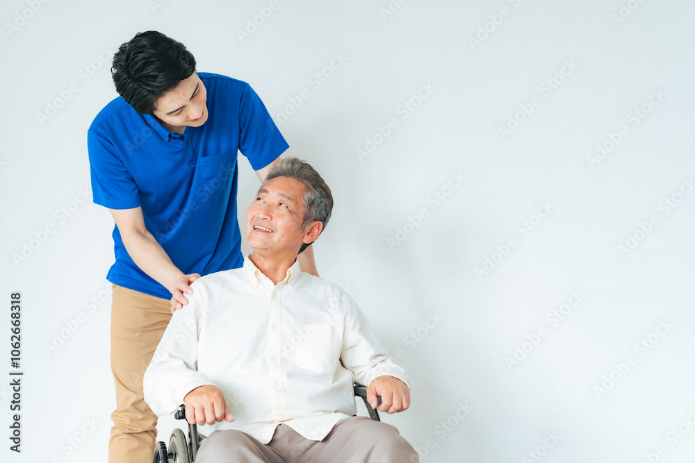 Poster 車椅子、車いす、日本人、高齢者、介護、介護士、男性、サポート、支援、介助、会話、笑顔、コピースペース、安心、リラックス、話す、声かけ、治療、リハビリ、ヘルパー、デイサービス、お年寄り、老人、病院、けが、障害、障がい者、シニア、理学療法士、仕事、アルバイト、職業、サービス、訪問、福祉、ウェルネス、ヘルスケア、健康、人材、若い、ケアスタッフ、職員、ポジティブ、元気、老人ホーム、見守り、施設、医療、患者