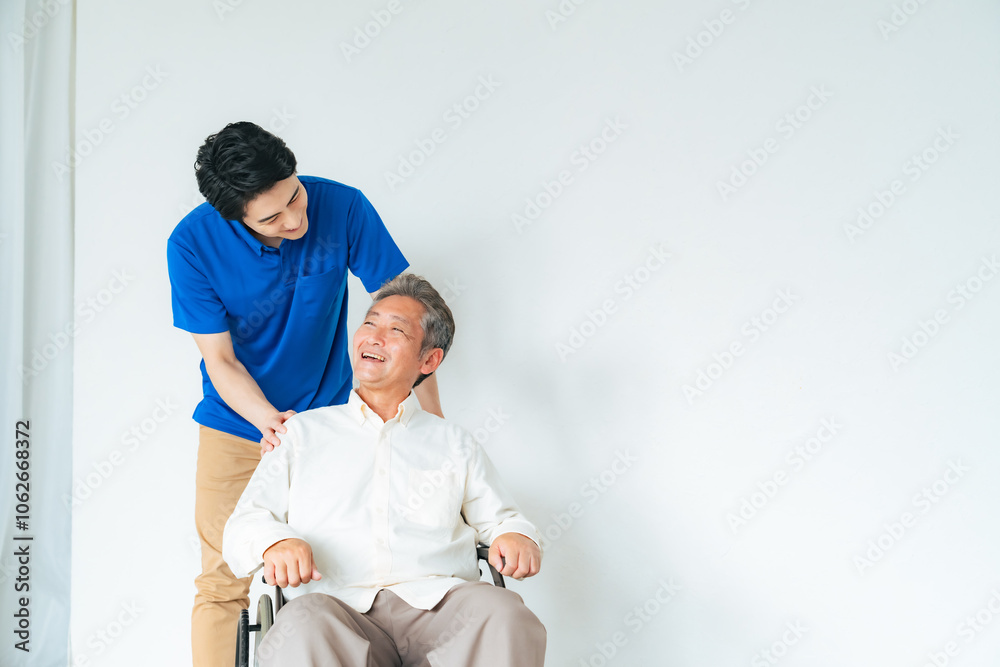 Poster 車椅子、車いす、日本人、高齢者、介護、介護士、男性、サポート、支援、介助、会話、笑顔、コピースペース、安心、リラックス、話す、声かけ、治療、リハビリ、ヘルパー、デイサービス、お年寄り、老人、病院、けが、障害、障がい者、シニア、理学療法士、仕事、アルバイト、職業、サービス、訪問、福祉、ウェルネス、ヘルスケア、健康、人材、若い、ケアスタッフ、職員、ポジティブ、元気、老人ホーム、見守り、施設、医療、患者