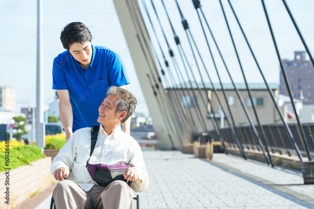 Leinwandbilder 介護、介護士、車椅子、外出、ヘルパー、シニア、高齢者、お年寄り、街、笑顔、都市、社会、ウェルネス、福祉、ケアスタッフ、スタッフ、介助、老後、介護福祉士、橋、道路、歩道、バリアフリー、障害者、障害、ホームヘルパー、散歩、屋外、サービス、サポート、訪問、介護員、自立支援、リハビリ、健康、ヘルスケア、デイサービス、老人ホーム、付き添い、施設、青空、ポジティブ、元気、明るい、リラックス、男性、日本人、歩く