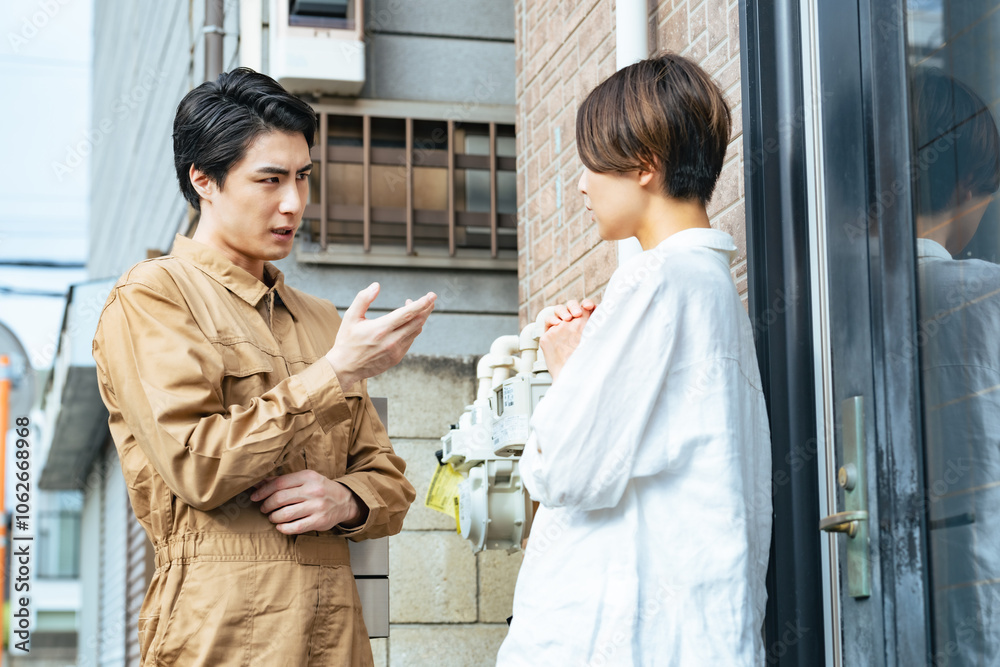 Aufkleber 工事、業者、説明、住宅、修理、訪問、修繕、詐欺、作業員、男性、日本人、女性、玄関、メーター、水道、インフラ、報告、建設、不安、心配、水回り、配線、配管、リフォーム、住民、周辺、告知、周知、苦情、騒音、点検、メンテナンス、シロアリ、点検商法、トラブル、検査、屋根、主婦、挨拶、勧誘、建築、セールストーク、劣化、クーリングオフ、会話、見積もり、外壁、作業服、シリアス、人物