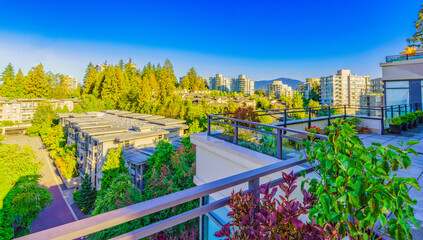 Obraz premium Cityscape of the residential suburb of UniverCity Highlands, Burnaby, BC, as seen from a neighborhood patio.