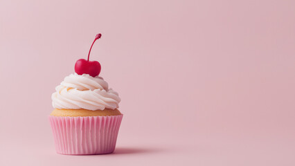 Rosa Cup Cake, dekoriert mit roter Kirsche und Buttercreme, isoliert auf pastellrosa Hintergrund,  Dessert für Valentinstag und Geburtstage