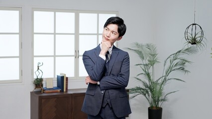 考え込むアジア人ビジネスマン	