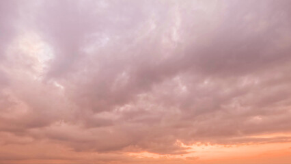 Obraz premium pretty sundown gold clouds on the sky background - photo of nature