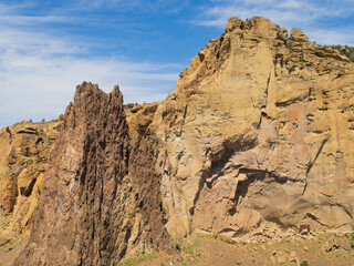 Fototapeta premium A rocky mountain with a blue sky in the background