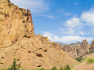 Fototapeta premium A rocky mountain range with a clear blue sky