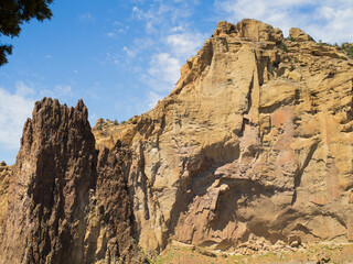 Fototapeta premium A mountain with a rocky cliff face and a clear blue sky