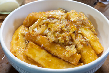 とても美味しい日本の厚揚げの卵とじ丼