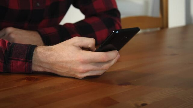 Nahaufnahme junger Mann scrollt auf dem Smartphone