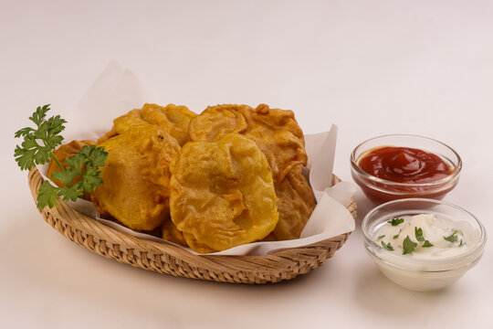 Allo Pakora or Pakoda is Indian Potatoes Fritters.  