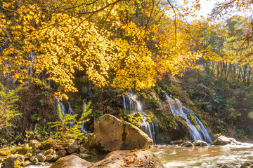 秋の吐竜の滝