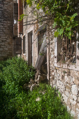 Dettaglio della facciata di una casa diroccata nel borgo di Erto, vicino alla diga del Vajont 