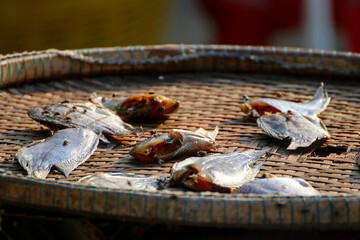 If there are flies on the dried fish, it means there are no pesticides.