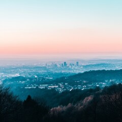 Naklejka premium A panoramic view of a city skyline with hazy pink and blue skies.