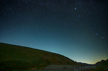 星空と山道の夜景 - 静寂に包まれた星空と山の稜線の風景