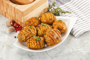 Baked baby potato with thyme