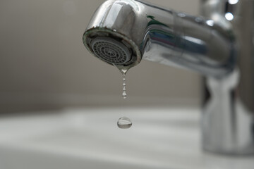 Tropfender Wasserhahn - Wassertropfen © Tobias