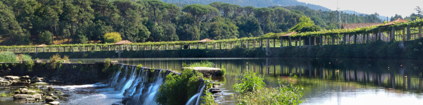 Rio Ave, queda de &aacute;gua localizada no Rio Ave na sua passagem por Santo Tirso, Portugal.