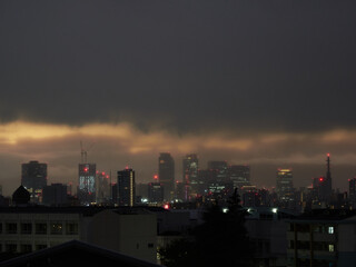 悪天候の夕方の名古屋駅の高層ビルの風景
